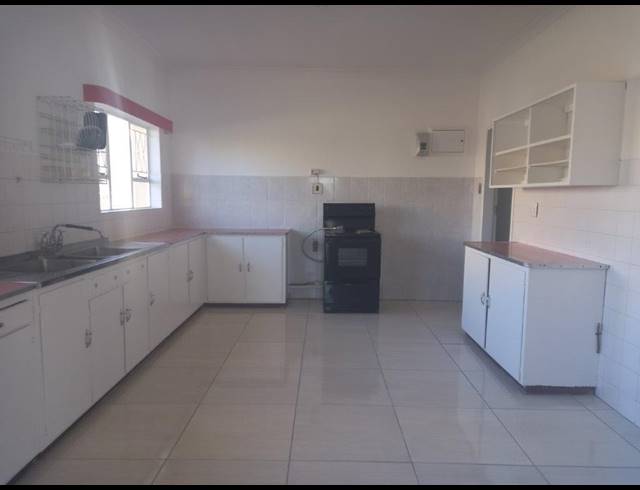 4 BEDROOM HOUSE RENTED IN MANGOLD PARK